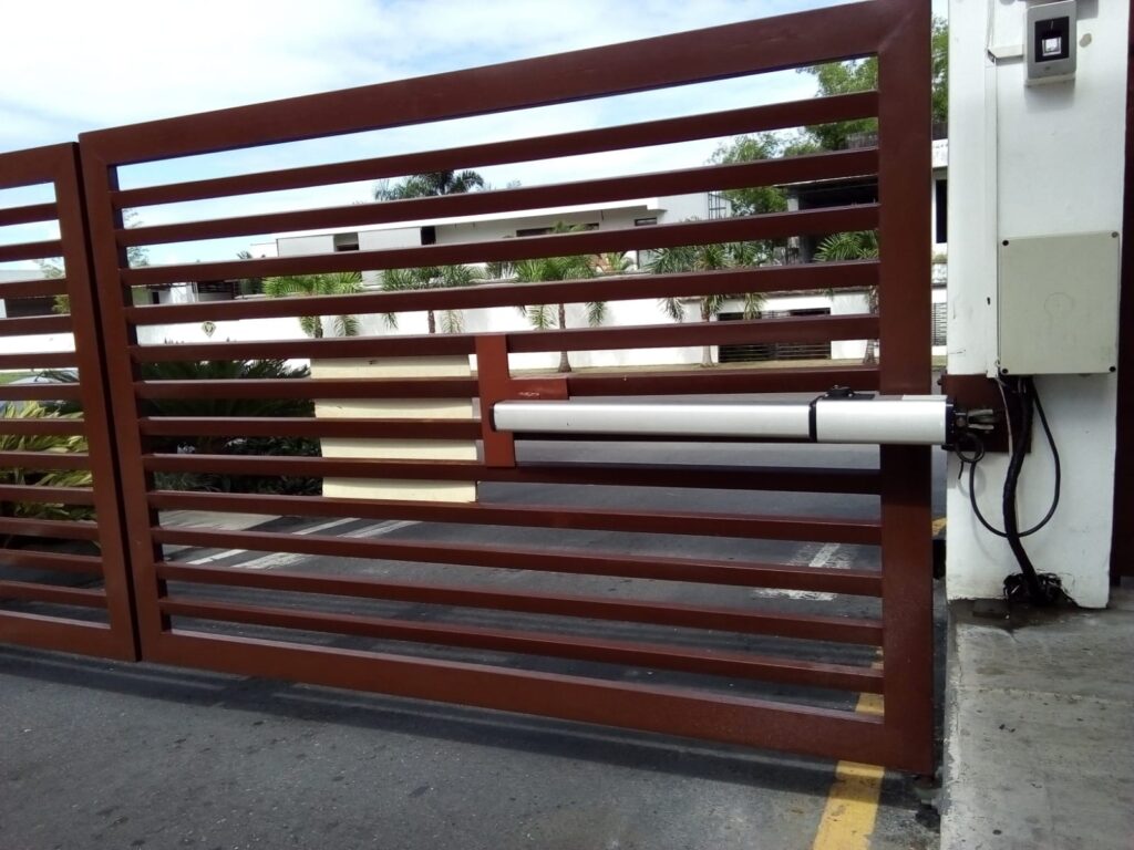 Puerta automática en conjuntos residenciales